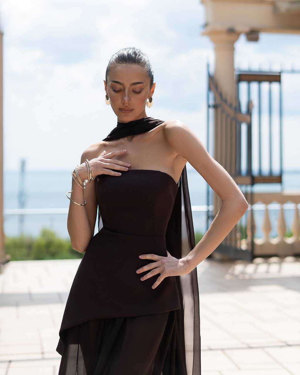 Elegant Strapless Dress with Layered Skirt and Scarf – Evening Party Look