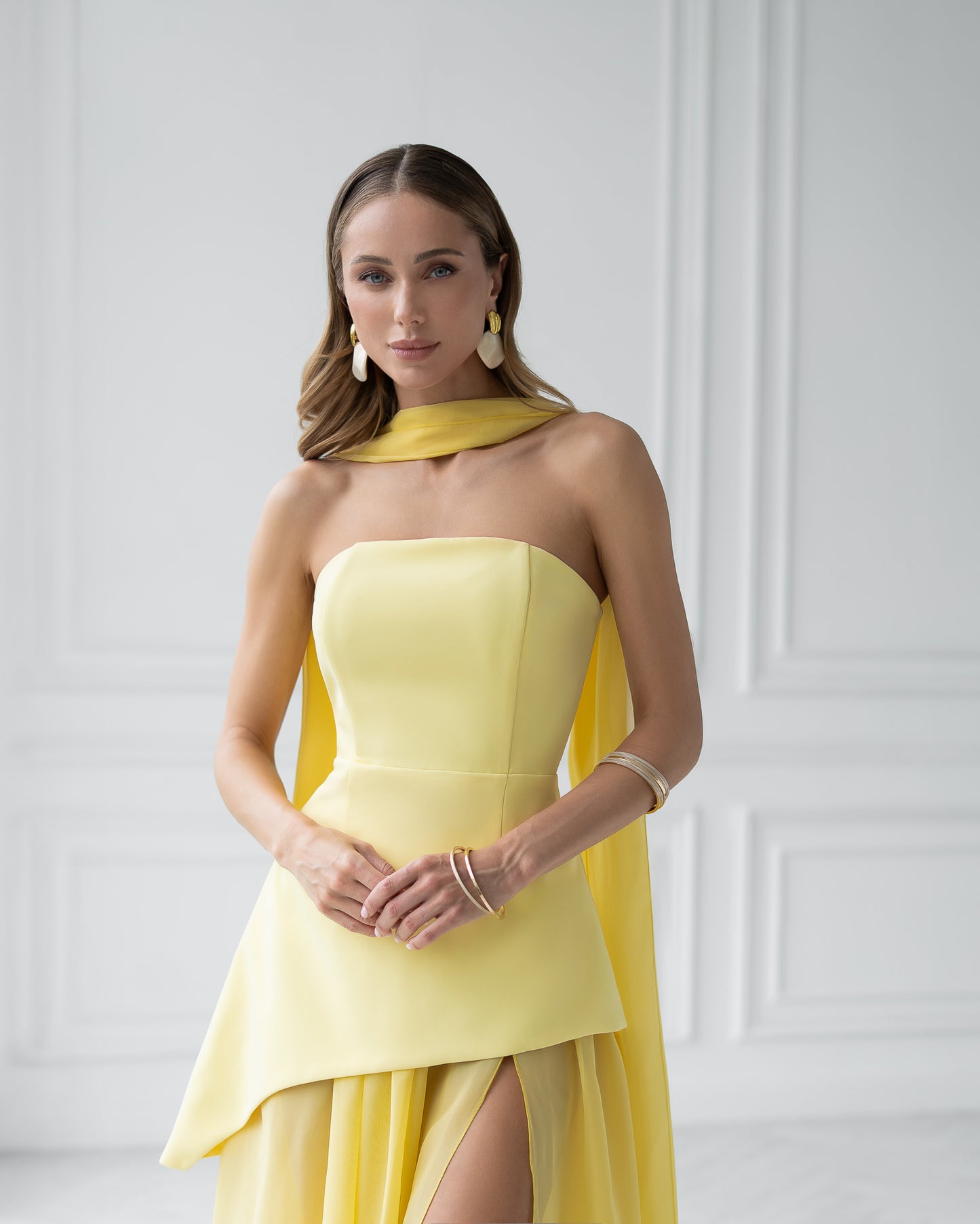 Elegant Strapless Dress with Layered Skirt and Scarf – Evening Party Look