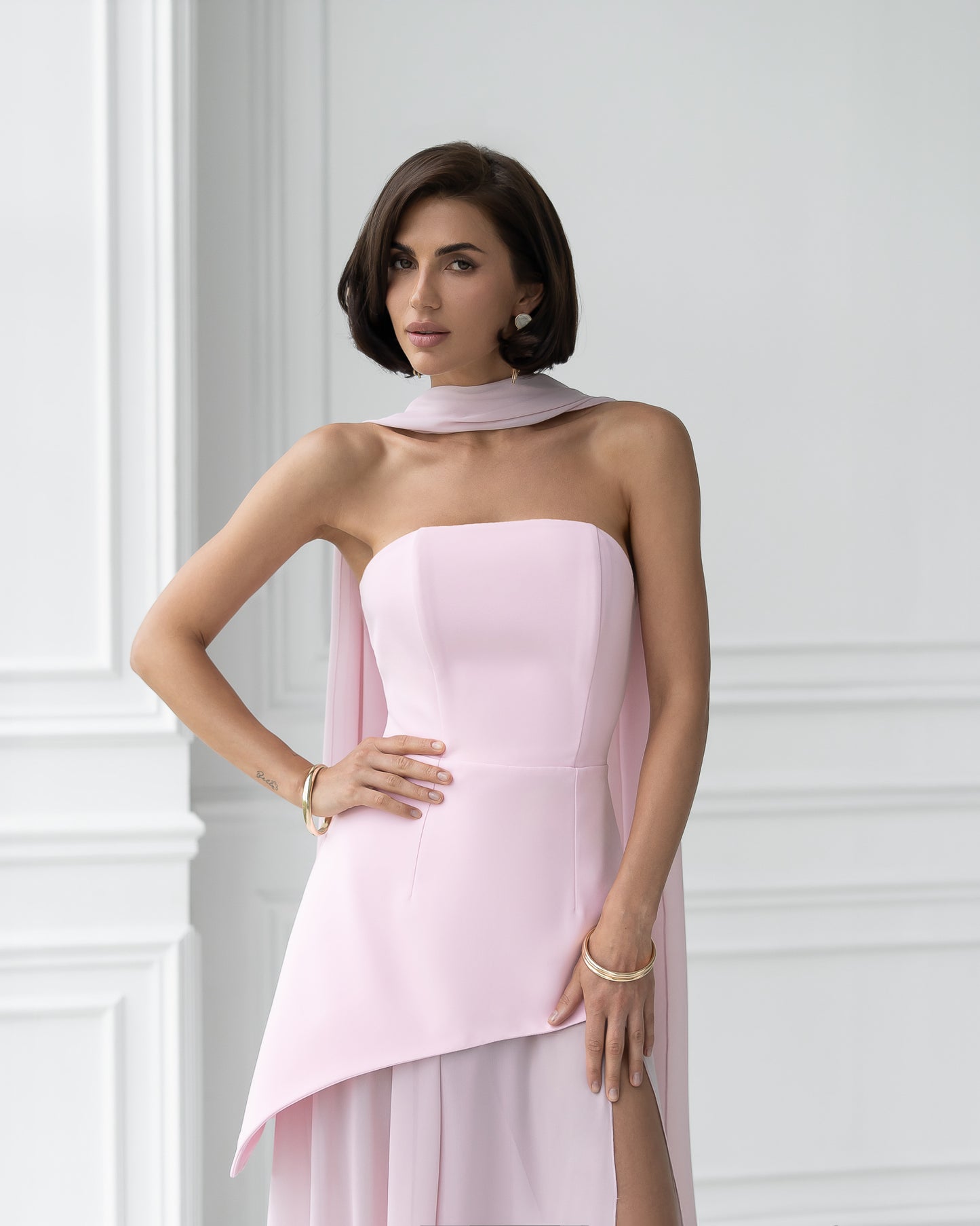 Elegant Strapless Dress with Layered Skirt and Scarf – Evening Party Look