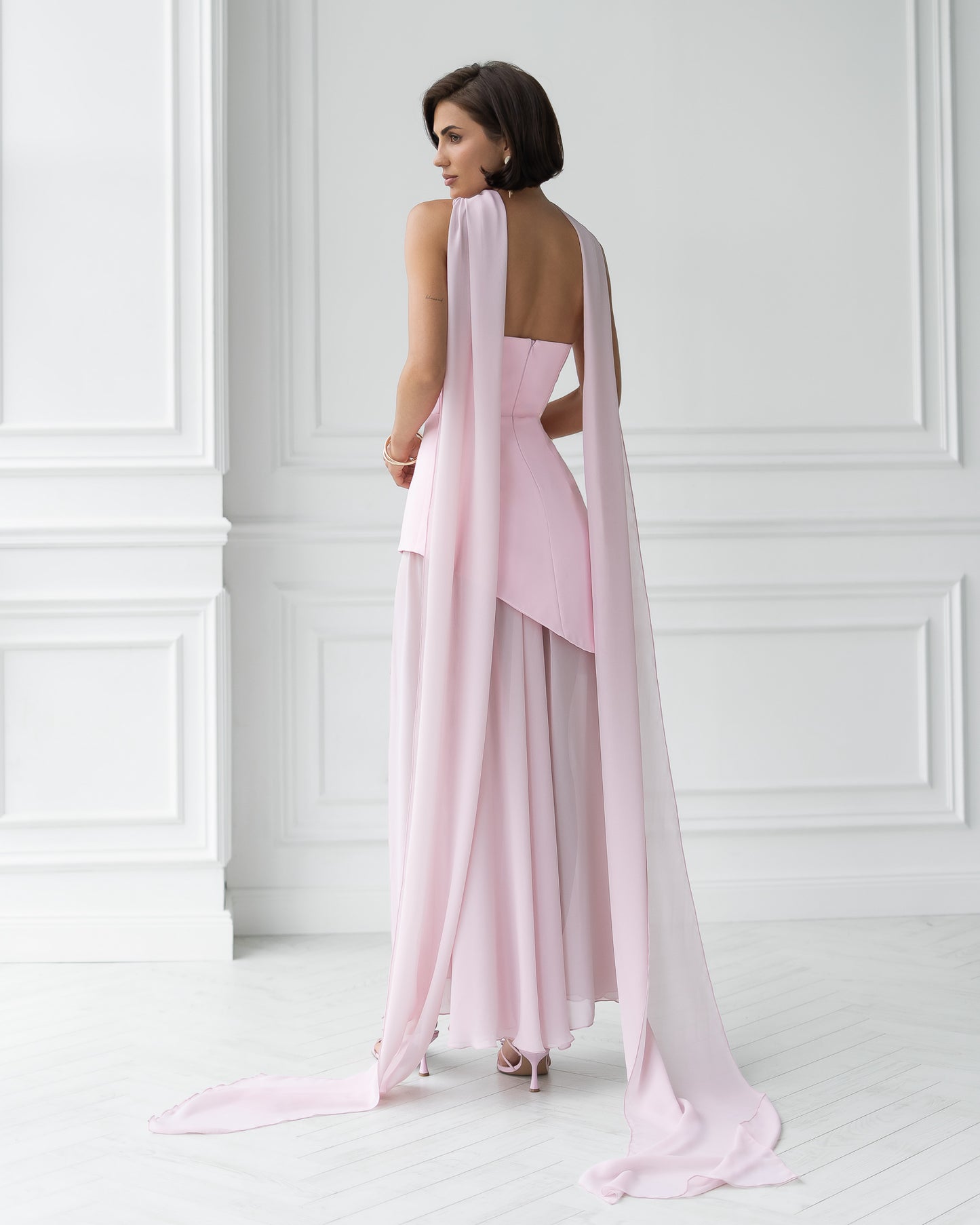 Elegant Strapless Dress with Layered Skirt and Scarf – Evening Party Look